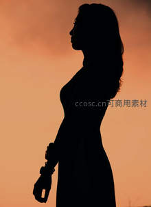 橙色暮光中女子侧影优雅