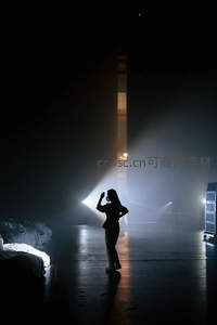 舞台聚光灯下舞者剪影