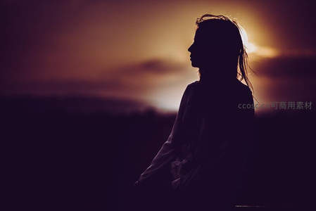 夕阳下女子侧脸剪影，静谧如画