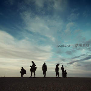 海滩上行人剪影，云卷云舒