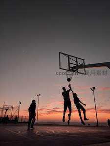 落日余晖中篮球场上的激烈对抗