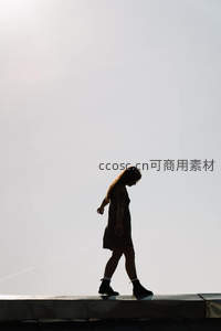 孤独行者在广阔天空下的屋顶漫步