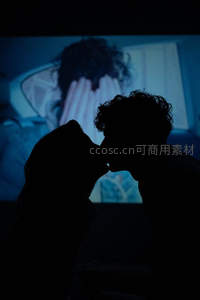 影院里情侣亲吻的浪漫剪影瞬间