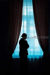 窗前剪影，静谧中的凝望