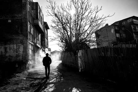 冬日小巷中的漫步者