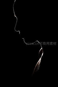 轮廓之美：侧脸的优雅