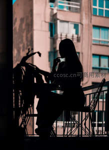 阳台剪影，都市黄昏中的沉思时刻