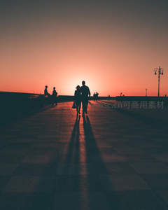 夕阳长廊，情侣剪影拉长幸福时光