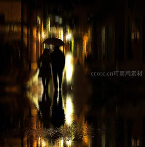 雨夜伞下情侣，倒影温暖浪漫