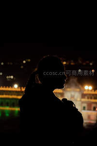夜景灯光勾勒侧脸，古城灯火阑珊