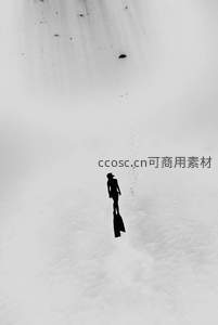 雪地独行者的极简剪影