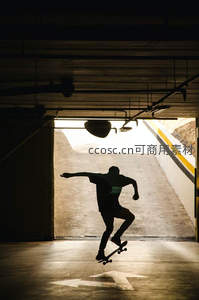 地下通道滑板少年剪影