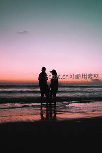 夕阳海岸情侣剪影浪漫相依
