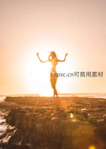 逆光人影舞动于落日余晖中