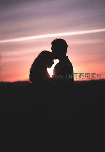 暮色中恋人深情对望剪影