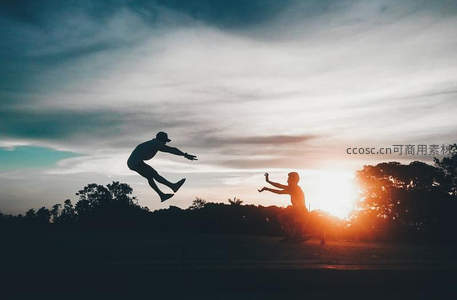 黄昏草地上空翻剪影，极限运动之美
