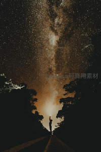 仰望银河，人影融入璀璨星河之中