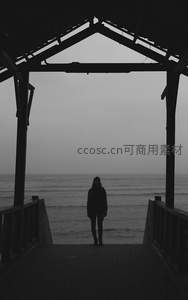 孤独身影伫立码头，凝望迷蒙大海深处