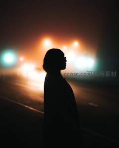 雾夜街头孤独身影