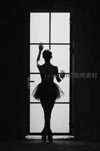 芭蕾舞者门前静思，光影交错之美