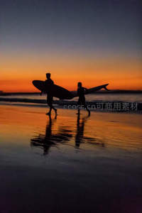 暮色海滩，冲浪者归途的浪漫剪影