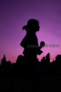 紫霞都市，晨跑女孩的活力剪影