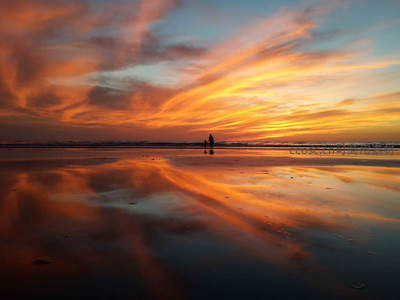 海滩日落倒影，绚丽云霞铺满水面