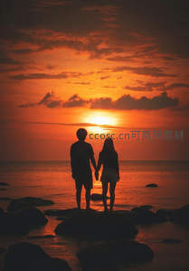 海边牵手情侣，夕阳见证浪漫瞬间