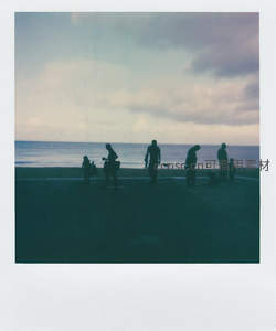 海边剪影：黄昏时分的人群与海天一色