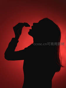 红色光影：女子轻吻蝴蝶的优雅侧影