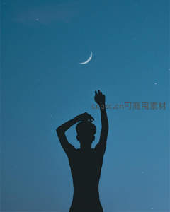 夜空祈愿：少年伸手触摸弯月的静谧时刻