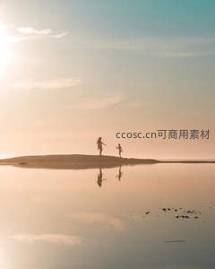 镜面海滩：母子漫步于落日余晖的倒影之中