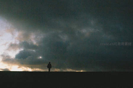 乌云之下：孤独行者仰望苍穹