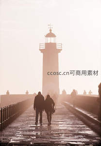 雾中灯塔：情侣携手走向光明