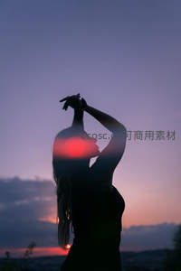 日落时分的剪影，夕阳吻上她的脸庞