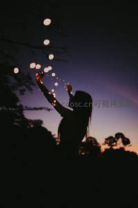 夜幕下追逐光点的女孩，梦幻如童话
