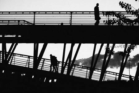 桥上剪影：行人与结构的几何之美