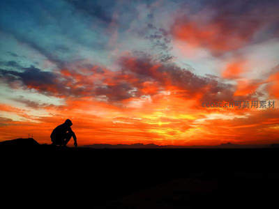 荒漠孤影：绚烂晚霞下的沉思者