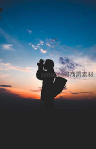 摄影师剪影定格日落瞬间