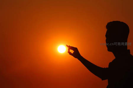 夕阳剪影，指尖轻触落日余晖