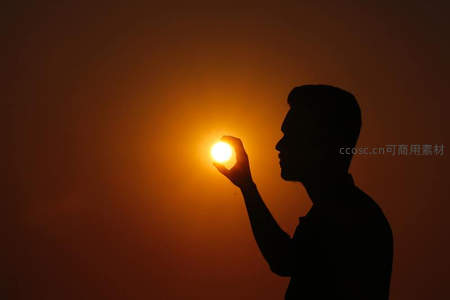 掌中日月，剪影男子托举光芒