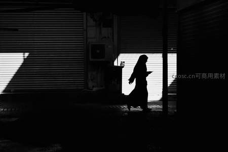 卷帘门缝隙中的神秘人影
