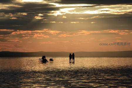 霞光万丈湖面上的闲适剪影