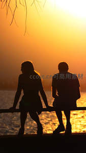 夕阳湖畔，情侣剪影共黄昏
