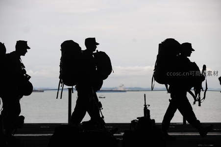 士兵负重行军剪影