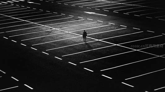 孤独身影行走在空旷停车场