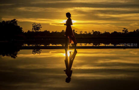 夕阳湖畔剪影，倒影如画宁静致远