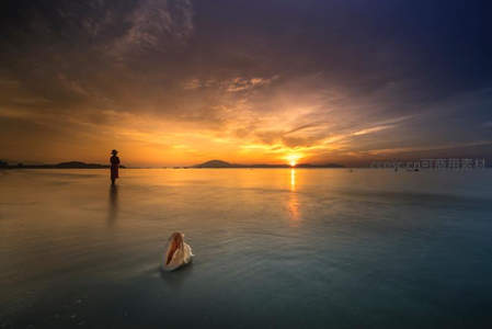 海边孤影伴落日，贝壳静卧潮间