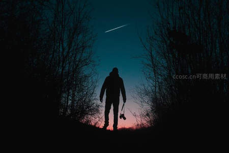 孤独身影仰望夜空划过的流星