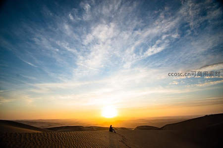 沙漠孤影，落日余晖染黄沙